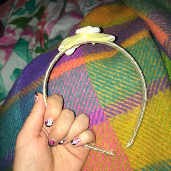 ‼️SALE‼️ PASTEL YELLOW HELLO KITTY HEADBAND - Picture 2 of 3